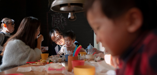 「お母さんや赤ちゃんの笑顔を見ると、幸せな気分になります」と菊地愛美さん（中央）=神奈川県寒川町、関口聡撮影