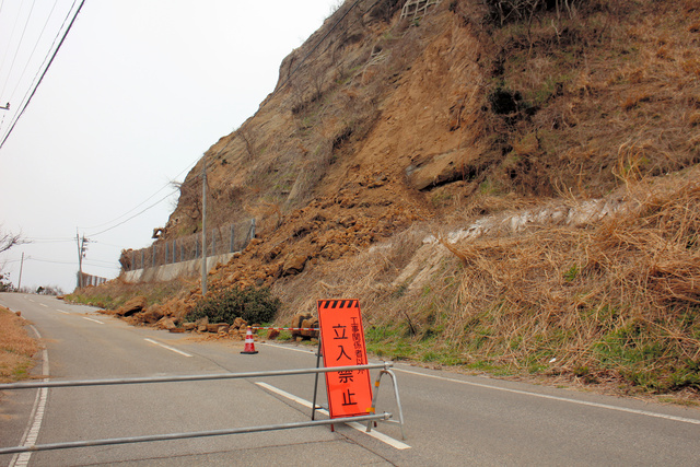 深見地区につながる海岸沿いの道路は、土砂崩れで通行止めとなった=2024年2月5日、石川県輪島市