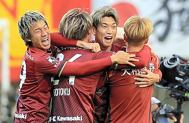昨季のＪ１優勝を決めて抱き合う神戸の選手たち。大迫（右から２人目）はＭＶＰと得点王に輝いた＝２０２３年１１月２５日