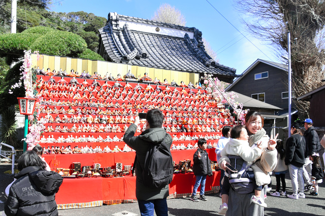 覚翁寺山門前に展示されたひな人形=2024年2月24日、千葉県勝浦市出水、中野渉撮影