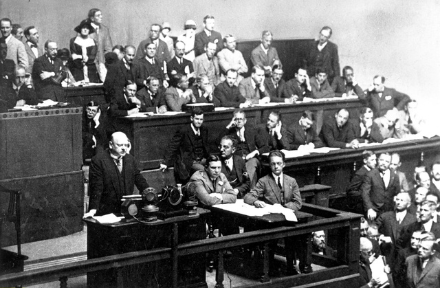 ドイツの国際連盟加盟に際して連盟総会で演説するシュトレーゼマン独外相（左下）=1926年、ジュネーブ、写真:Ullstein　bild/アフロ