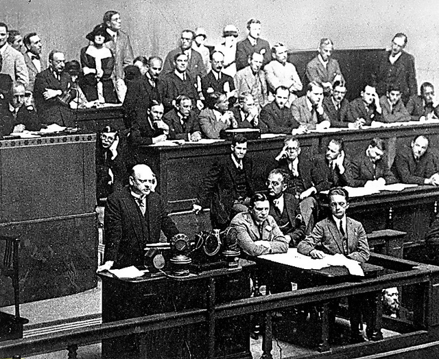 ドイツの国際連盟加盟に際して連盟総会で演説するシュトレーゼマン独外相（左下）＝１９２６年、ジュネーブ、写真：Ｕｌｌｓｔｅｉｎ　ｂｉｌｄ／アフロ