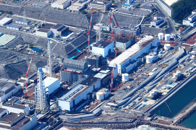東京電力福島第一原子力発電所（右から）1、2、3、4号機=2023年8月24日午後2時21分、朝日新聞社ヘリから、岩下毅撮影
