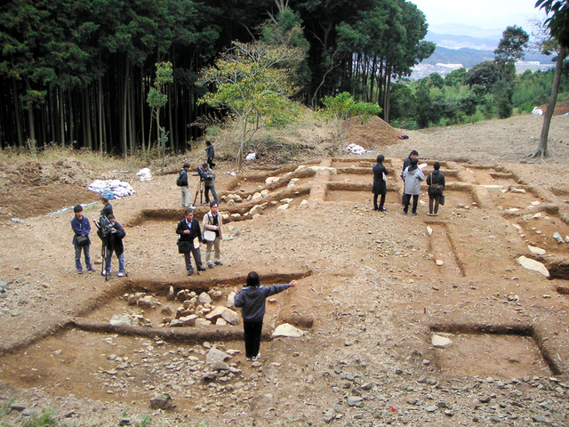 造成された首羅山遺跡の平地には壮大な礎石建物が建っていたようだ=福岡県久山町