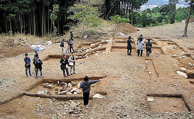 造成された首羅山遺跡の平地には壮大な礎石建物が建っていたようだ＝福岡県久山町