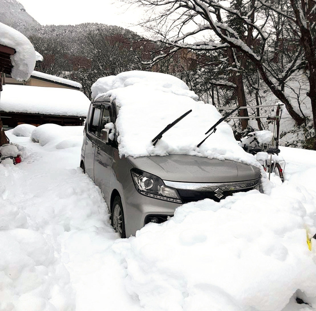 駐車場に積もった雪。雪かきをしたが、車を出すのを断念したという=2024年2月27日、岩手県岩泉町、住民提供