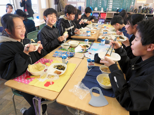 コロナ下の制限がなくなり、級友らと集まって給食を食べる小学生たち=2024年2月20日、愛知県安城市立安城中部小学校、前川浩之撮影