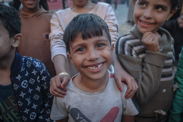 イスラエル軍の空爆が続くなかでも、子どもたちは集まると笑顔になる=2024年1月17日、パレスチナ自治区ガザ地区ラファ、ムハンマド・マンスール撮影