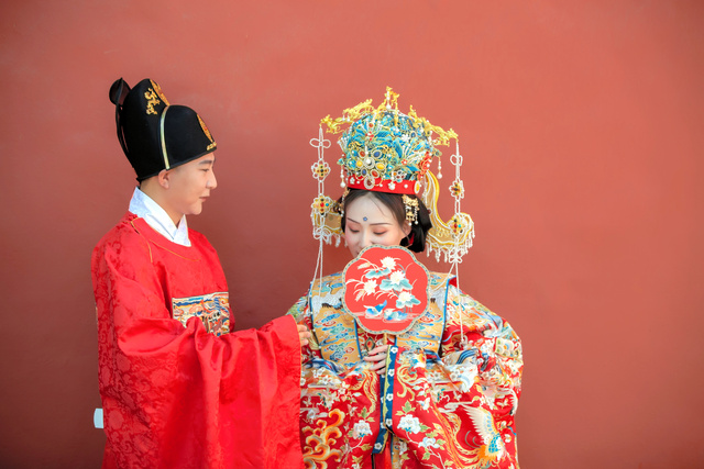 中国山西省太原市で2023年8月にあったイベントで、古い時代の婚礼衣装に身を包んだ新郎新婦=新華社