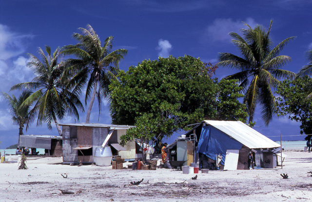 ロンゲラップ島民は自宅を解体して船でメジャト島に運び、小屋を建てた=1985年、島田興生さん撮影