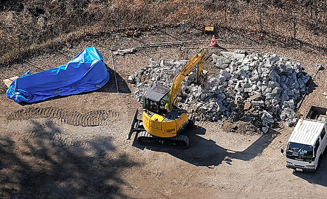 朝鮮人追悼碑が撤去され、その近くにがれきの山ができていた＝１月３１日、群馬県高崎市の県立公園「群馬の森」、本社ヘリから、竹花徹朗撮影