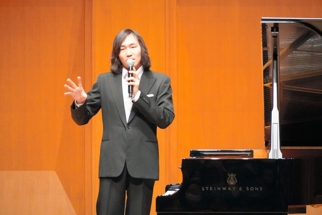 プレトークで演奏する曲について話すピアニストの阪田知樹さん=2024年2月29日午後、名古屋市中区のしらかわホール、小原智恵撮影