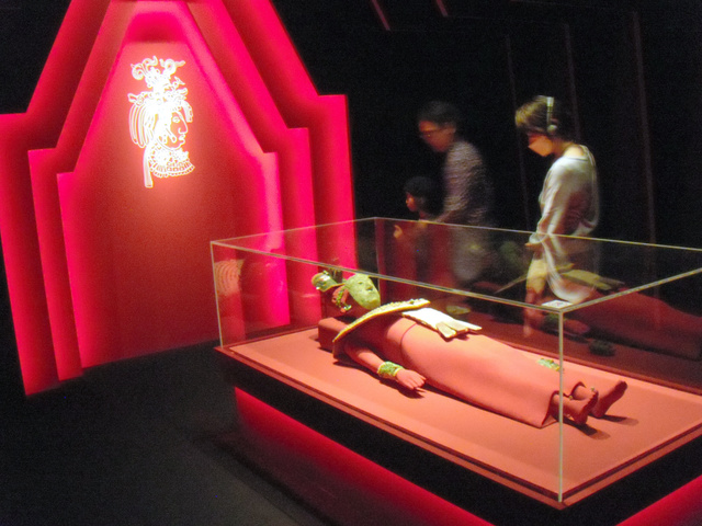 神秘的な雰囲気を漂わせる「赤の女王」の展示空間=国立国際美術館