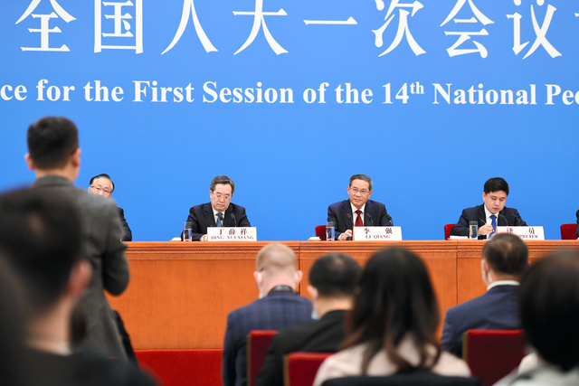 2023年3月13日、北京の人民大会堂で開かれた会見で質問に耳を傾ける李強首相（右から2人目）=冨名腰隆撮影