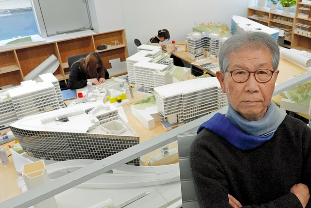 建築家の山本理顕さん。背後にチューリヒ国際空港の複合施設などの模型が見える