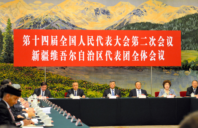 2024年3月7日、北京の人民大会堂で開かれた全人代の新疆ウイグル自治区代表団の会議=金順姫撮影