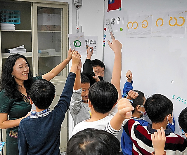 台湾の公立小学校で行われているミャンマー語の授業。ミャンマーにルーツのある子も、ない子も選択できる＝昨年１１月、台湾・新北市、岡田玄撮影