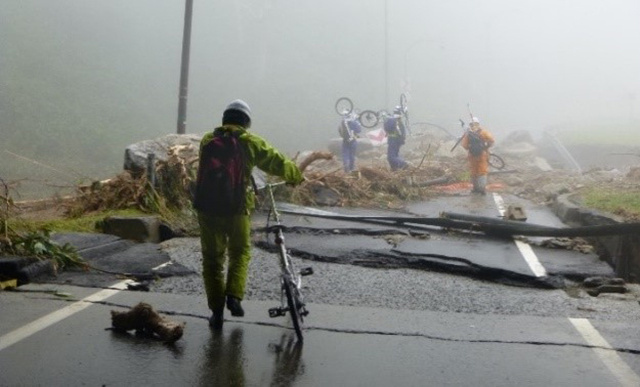 2016年8月の災害で寸断された国道274号の日勝峠付近での被害調査の様子=国土交通省北海道開発局提供