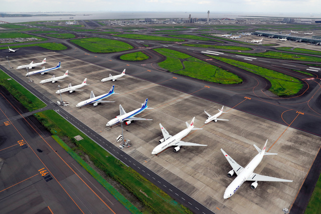 多くの旅客機が駐機する羽田空港=2021年9月7日午後、朝日新聞社ヘリから、関田航撮影