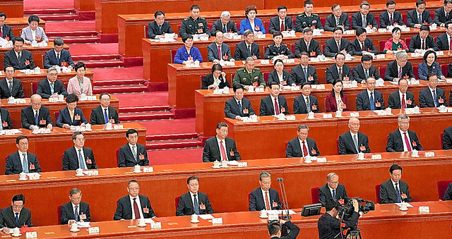 全人代最終日の１１日、壇上に座る習近平国家主席（前列２列目中央）ら＝北京の人民大会堂