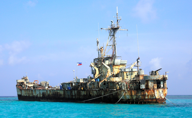 南シナ海のアユンギン礁にある座礁船シエラマドレ=2014年8月6日、葛谷晋吾撮影