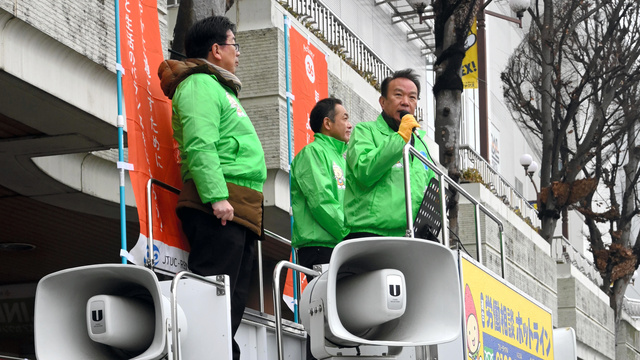 街頭演説をする連合栃木の吉成剛会長（右）=2024年3月6日、宇都宮市駅前通り、由利英明撮影