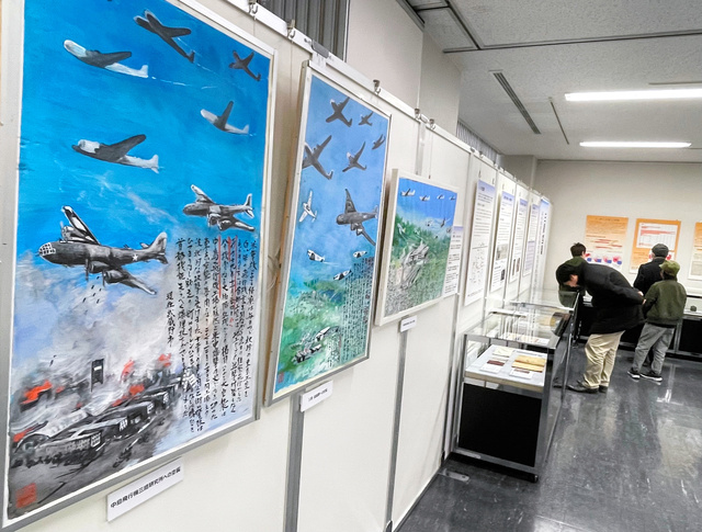 東京空襲資料展では、三鷹での空襲の様子を描いた絵画も展示された=2024年3月6日午後1時56分、東京都三鷹市、平山亜理撮影