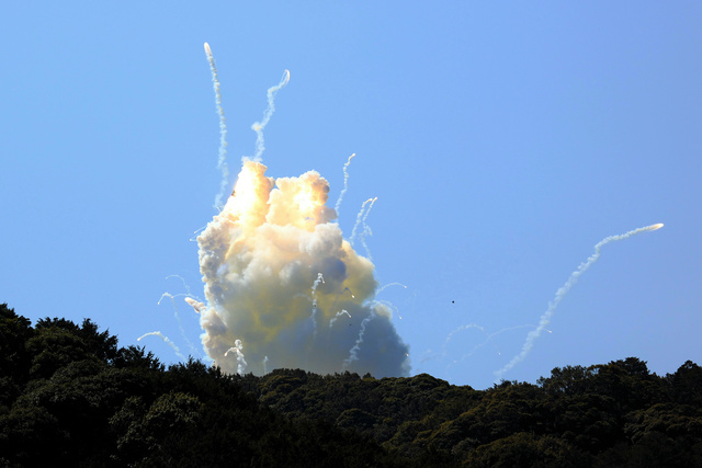 小型ロケット「カイロス」初号機が打ち上げ後に爆発、白煙が上がる=2024年3月13日午前11時1分、和歌山県那智勝浦町、長島一浩撮影