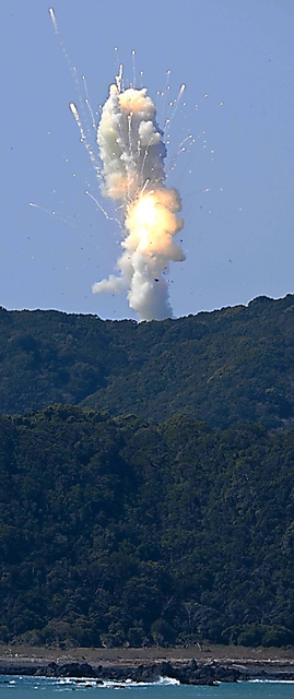 打ち上げ後に爆発した「カイロス」＝１３日午前１１時１分、和歌山県太地町から、白井伸洋撮影