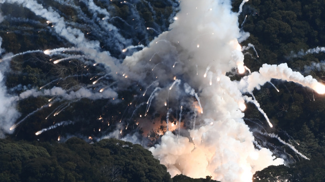 打ち上げ後に爆発した小型ロケット「カイロス」初号機。機体は火花を散らしながら周辺の山林へ落下していった=2024年3月13日午前11時1分、和歌山県串本町、朝日放送テレビヘリから、遠藤真梨撮影