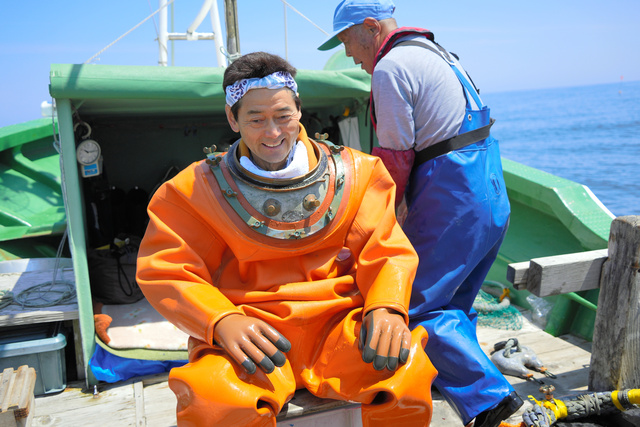 海底でのホヤ漁を終え、安心した表情を見せる磯崎元勝さん=2023年6月、岩手県洋野町沖、三浦英之撮影