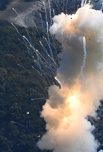 打ち上げ直後に爆発し、白煙に包まれた小型ロケット「カイロス」初号機＝１３日午前１１時１分、和歌山県串本町、朝日放送テレビヘリから、遠藤真梨撮影