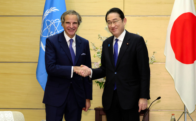 国際原子力機関（IAEA）のグロッシ事務局長（左）の表敬訪問を受け、握手を交わす岸田文雄首相=2024年3月14日午後2時、首相官邸、岩下毅撮影