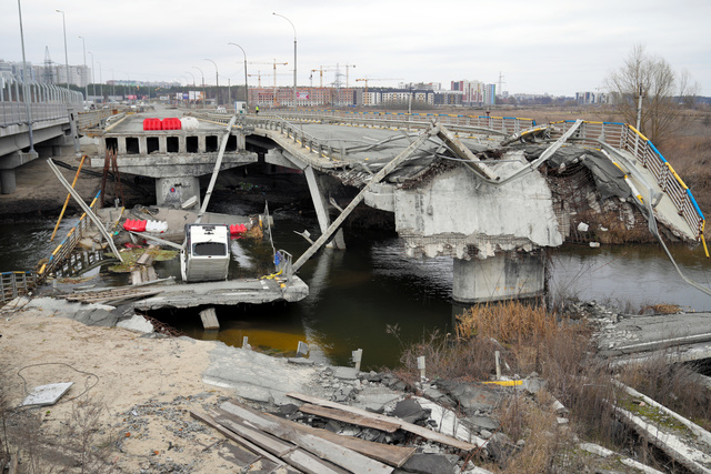 首都キーウに攻め込もうとするロシア軍を阻むために破壊された橋が今もそのままの姿で残っている=2024年2月24日、ウクライナ・イルピン、内田光撮影