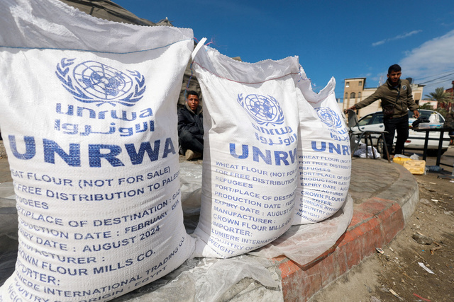 パレスチナ自治区ガザの最南端ラファで3月7日、国連パレスチナ難民救済事業機関（UNRWA）の支援物資を受け取ろうと待つ避難民ら=ロイター