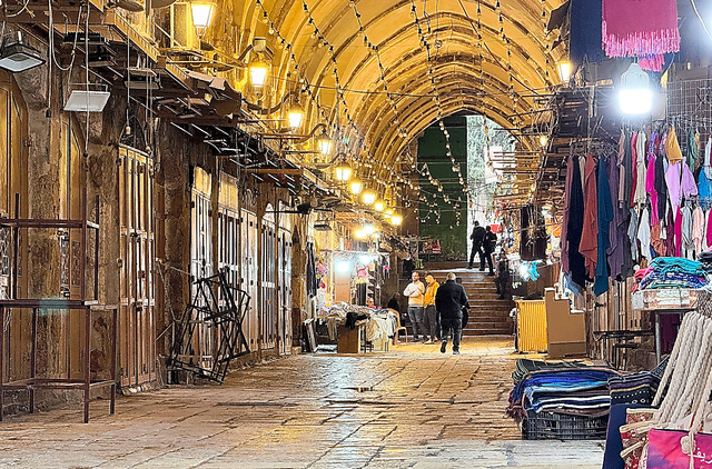 エルサレム旧市街に観光客の姿はなく、店先で店主や従業員らが所在なげに過ごしていた＝１月１６日、エルサレム、いずれも伊藤弘毅撮影
