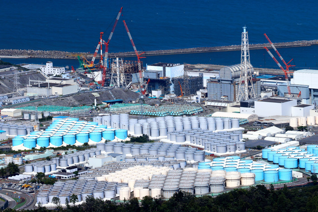 東京電力福島第一原発に並ぶタンク=2023年8月24日、朝日新聞社ヘリから、岩下毅撮影