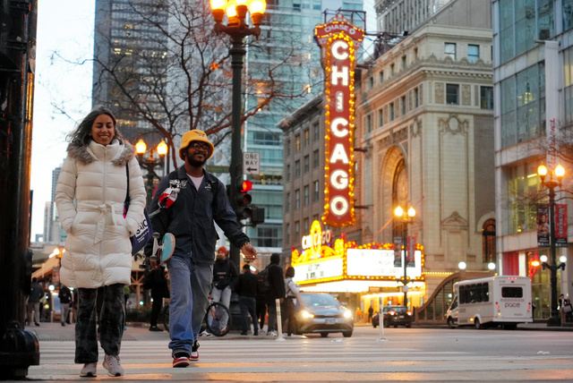 シカゴシアター前を行き交う人々=2023年11月12日、米イリノイ州シカゴ、竹花徹朗撮影