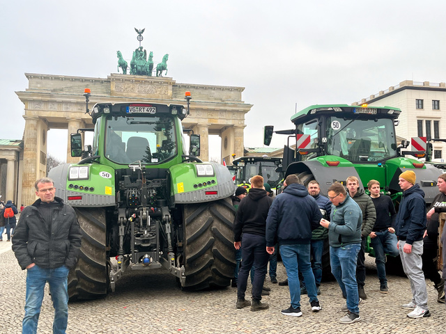 ベルリンの観光名所、ブランデンブルク門前で、政府の補助金削減に抗議するデモを行う農家ら=2023年12月18日、ベルリン、寺西和男撮影