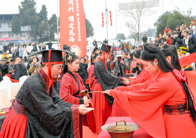 中国重慶市で2024年3月、伝統的な結婚式があり、28組が参加した=新華社