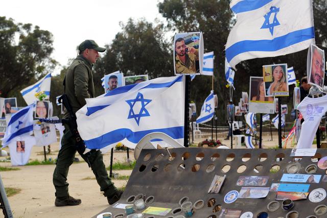 イスラム組織ハマスが野外音楽祭を急襲した現場には、犠牲者の写真が掲げられ、イスラエル国旗がはためいていた=2024年1月23日、イスラエル南部キブツ・レイム付近、伊藤弘毅撮影