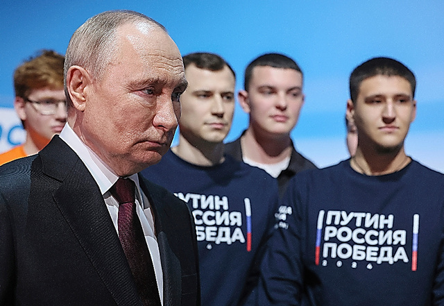 モスクワで１７日、大統領選後に選対本部を訪れたプーチン大統領＝ＡＰ