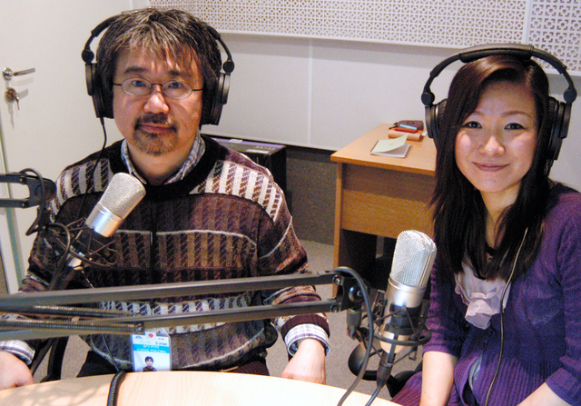 2010年、モスクワの放送局で。同僚アナウンサーの後閑理恵さん（右）は「また一緒に声を届けたかった」=関根和弘撮影