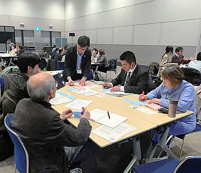 気候市民会議ワークショップで話し合う参加者たち＝１４日、横浜市