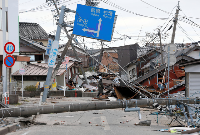 多くの家屋や電柱が倒壊したままの珠洲市内=2024年1月20日、石川県珠洲市、細川卓撮影