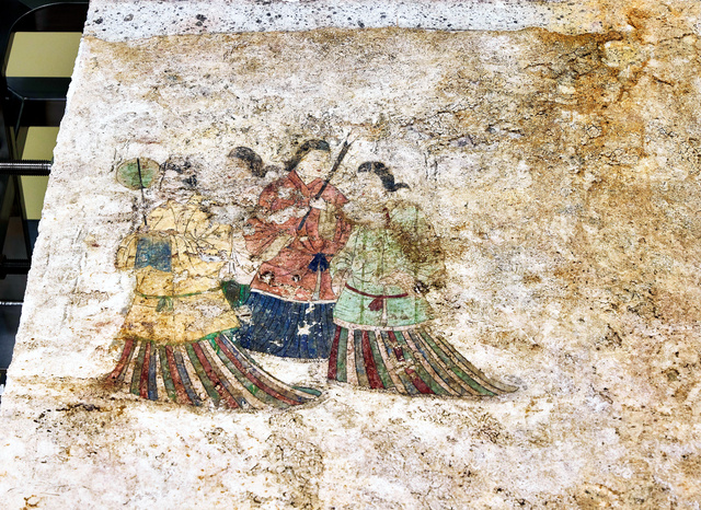 高松塚古墳の国宝壁画「西壁女子群像」=代表撮影