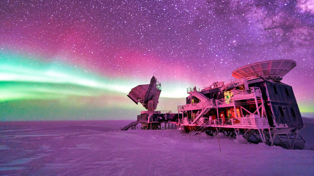 南極点にあるアムンゼン・スコット基地の望遠鏡=NSFなど提供