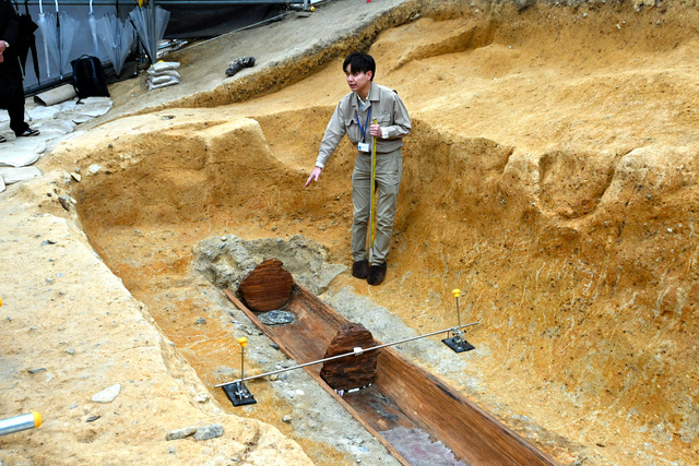 富雄丸山古墳の造り出しで出土した木棺からは、鏡や竪櫛が見つかった=2024年3月12日、奈良市丸山1丁目、今井邦彦撮影