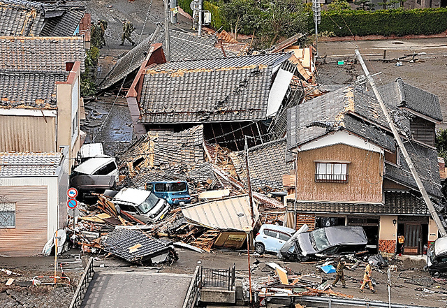能登半島地震では多くの家屋が倒壊した＝１月２日、石川県珠洲市、本社ヘリから、細川卓撮影