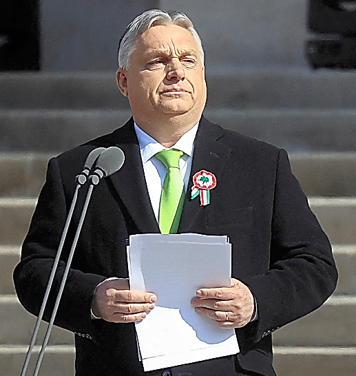 革命記念日の３月１５日、ブダペストで演説するオルバン首相＝ロイター